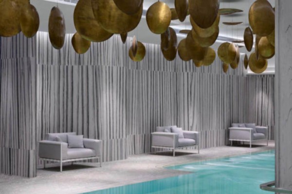 成都街头：闲适老头摇椅喝茶，悠哉生活画卷